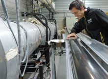 Contrôle d'un mât de Mini 6.50 sorti de l'autoclave Contrôle d'un mât de Mini 6.50 sorti de l'autoclave